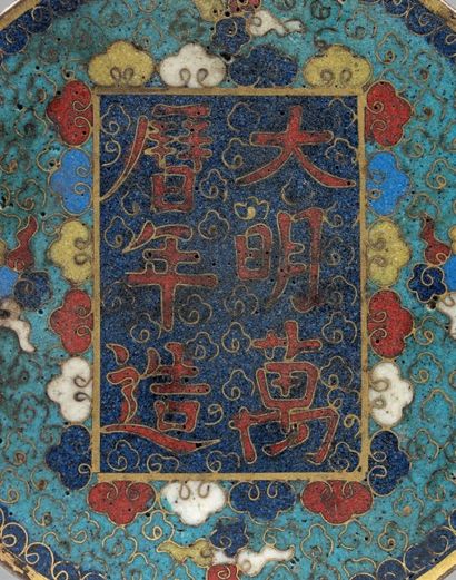 CHINE - Époque WANLI (1573-1620) 
Boîte ronde en bronze et émaux cloisonnés polychromes...