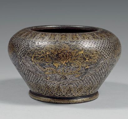 CHINE - XVIIe siècle 
Bol en fer incrusté d'or et d'argent à décor dans des médaillons...