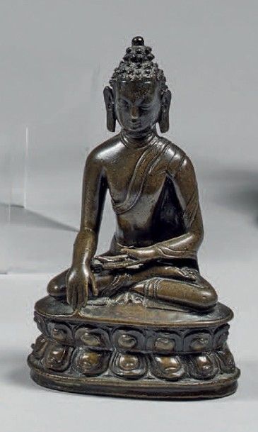 TIBET - XVIIIE/XIXE SIÈCLE 
Petite statuette en bronze à patine brune de bouddha...