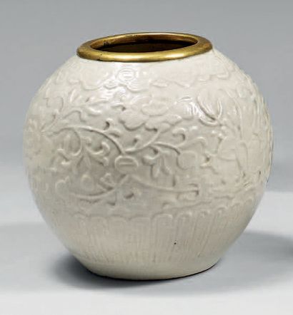 CHINE - époque Qianlong (1736-1795) 
Vase coupé formant pot en porcelaine tendre...