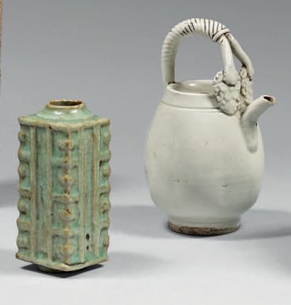 CHINE - Fin de l'époque Ming et XIXe siècle 
Ensemble comprenant un petit vase de...