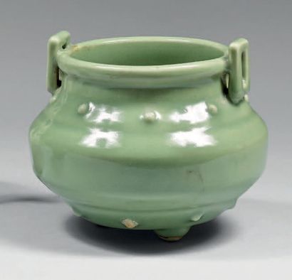 CHINE - XIXe siècle 
Brûle-parfum tripode en porcelaine émaillée vert céladon.
Hauteur:...