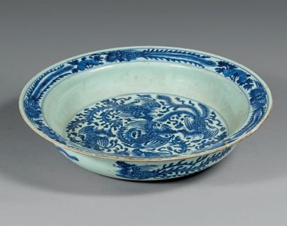 CHINE - XIXe siècle 
Grand plat en porcelaine décorée en bleu sous couverte de cinq...