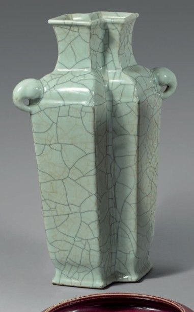 CHINE - XIXe siècle 
Vase en forme de double losange en grès émaillé céladon craquelé...