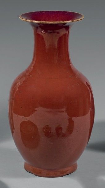 CHINE - XIXe siècle 
Vase de forme balustre à col évasé en porcelaine émaillée rouge.
Hauteur:...
