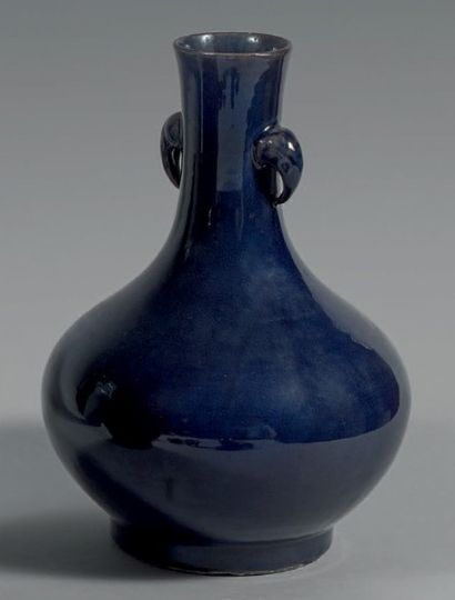 CHINE - XIXe siècle 
Vase de forme balustre en porcelaine émaillée aubergine, deux...