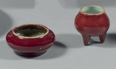 CHINE - XVIIIe et XIXe siècles 
Petite coupe et brûle-parfum en porcelaine émaillée...