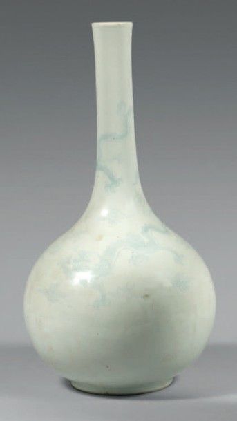 CHINE - XIXe siècle 
Vase de forme bouteille en porcelaine décorée en bleu sous couverte...