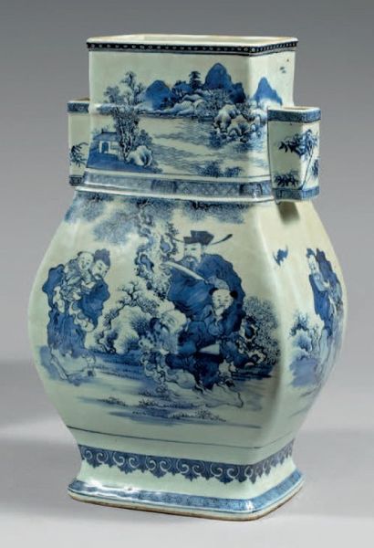 CHINE - XIXe siècle 
Vase de forme «fanghu» en porcelaine décorée en bleu sous couverte...