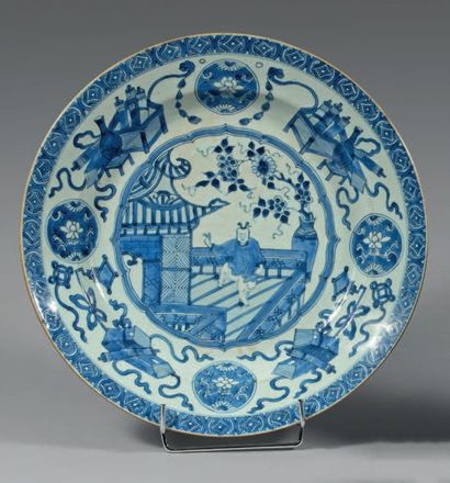CHINE - XVIIIe siècle 
Grand plat en porcelaine décorée en bleu sous couverte d'un...
