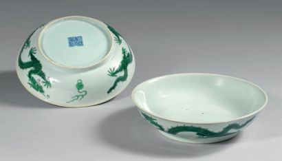 CHINE - Époque DAOGUANG (1821-1850) 
Paire de coupes en porcelaine décorée en émaux...