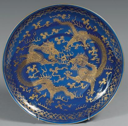 CHINE - Époque GUANGXU (1875-1908) 
Plat en porcelaine décorée en émaux or sur fond...