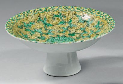 CHINE - XXe siècle 
Coupe sur piédouche en porcelaine émaillée verte et jaune à décor...