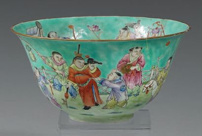 CHINE - Époque JIAQING (1796-1820) 
Bol en porcelaine émaillée polychrome sur fond...