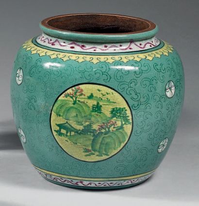 CHINE, Yixing - XIXe siècle 
Pot en grès de Yixing émaillé polychrome à décor de...