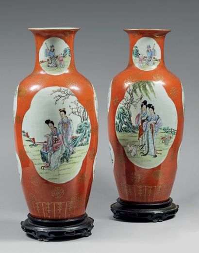 CHINE - Époque de la République - Minguo (1912-1949) 
Paire de vases balustres à...
