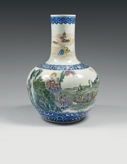 CHINE - Époque de la République - Minguo (1912-1949) 
Vase de forme «tianqiuping»...