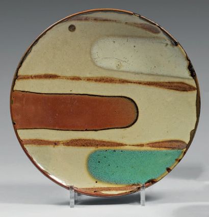 Hamada Shoji (1894-1978) 
Plat rond en grès émaillé beige, brun, vert et blanc.
Diamètre:...