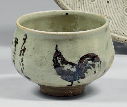 JAPON - XXe siècle 
Chawan en grès émaillé gris à décor d'un coq et poème.
Signature...