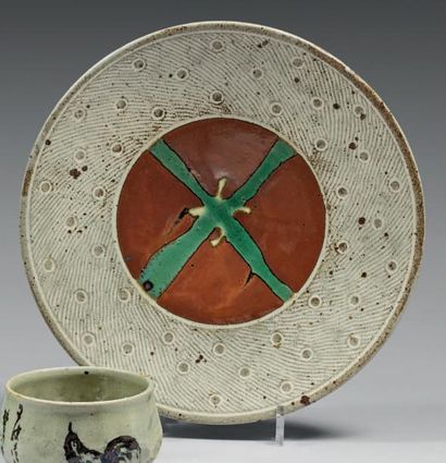 Shimaoka Tatsuzo (1919-2007) 
Plat en grès émaillé brun et vert, avec incrustations...