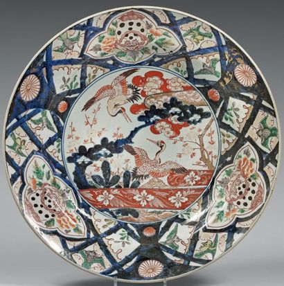 JAPON - XVIIe siècle 
Grand plat en porcelaine à décor émaillé polychrome dit «Imari»...