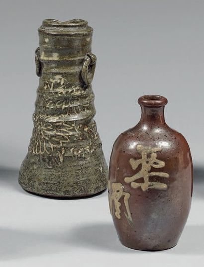 JAPON - XIXE SIÈCLE 
Ensemble comprenant deux bouteilles à saké, dit “Tokuri” en...