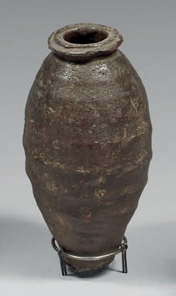 JAPON - Début de l'époque Edo (1603-1868) 
Vase en terre cuite de forme ovoïde sur...