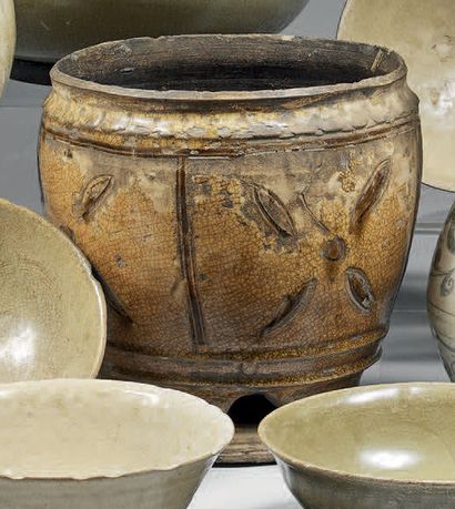 VIETNAM - XIIe/XIVe siècle 
Pot en grès émaillé beige craquelé et brun à décor de...