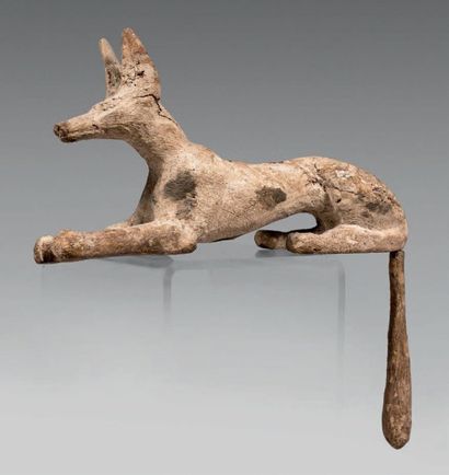 null Anubis (chien couché). Bois avec traces d'enduit.
Égypte, Basse Époque.
Hauteur...