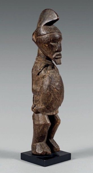 null Statuette en bois à reliquaire abdominal recouvert de peau.
Belle patine d'usage.
Congo...