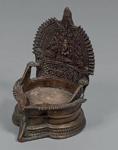 null Trois bronzes indiens, Inde du sud et Gujarat, début du XXe siècle
Lampe à l'huile,...