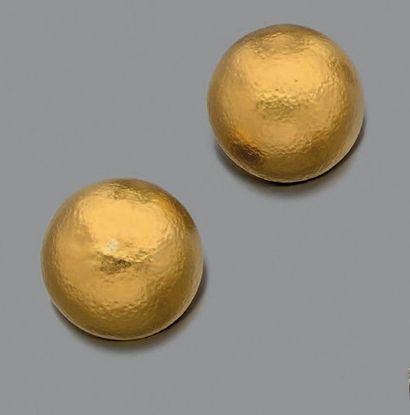 null Paire de boucles d'oreille en or jaune 750 millièmes de forme demi-boules martelées.
(Système...