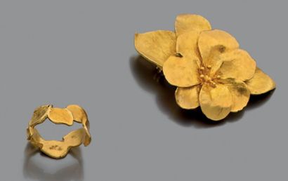 null Collier articulé en or jaune 750 millièmes retenant en pendentif un motif fleur,...