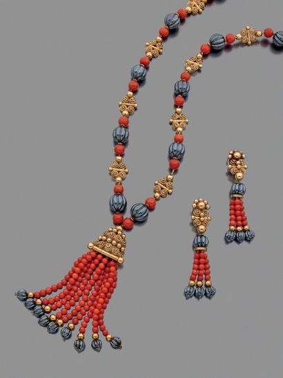 Chaumet, signé Parure comprenant une paire de pendants d'oreille et un collier ornés...