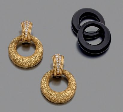 Van Cleef & Arpels, signé et numéroté (B3015) Paire de pendants d'oreille en or jaune...