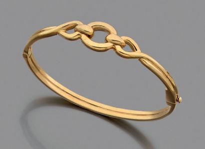 null Bracelet rigide et ouvrant en or jaune 750 millièmes, le centre orné d'un motif...
