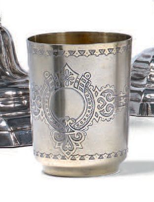 null Ensemble de trois timbales en argent et vermeil: une, à décor de cartouches,...