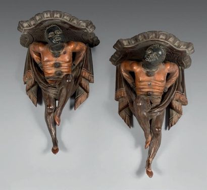 null Paire de consoles à suspendre en bois polychrome sculpté d'un Arlequin maure.
Ancien...