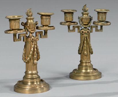 null Paire de bougeoirs en bronze à deux bras de lumière à décor de guirlandes, pots...