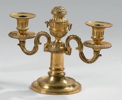 null Flambeau en bronze doré à deux bras de lumières feuillagés.
Fin du XVIIIe siècle.
Hauteur:...