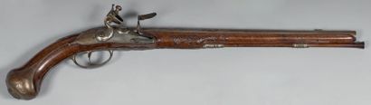 null Long pistolet d'arçon à silex.
Canon rond à méplat sur le dessus gravé «GAUTIER...