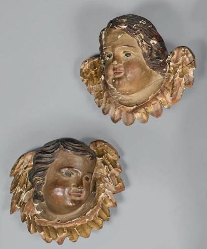 null Deux têtes de chérubins en bois sculpté polychrome et doré.
XVIIIe siècle.
(Accidents).
Hauteur:...