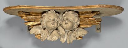 null Petite console d'applique à décor peint de deux têtes d'angelots.
Style du XVIIIe...