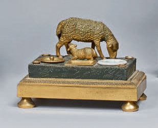 null Encrier de bureau orné d'une brebis allaitant un agneau en bronze doré sur une...