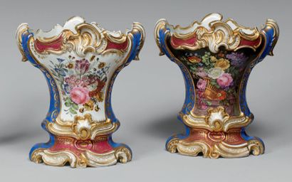null Paire de vases de forme mouvementée en porcelaine à riche décor toutes faces...