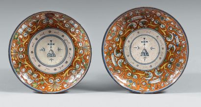 SIENNE Circa 1520-1530 Paire de petites coupes rondes à piédouche décorées en camaïeu...