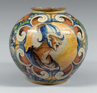VENISE Circa 1560 Vase boule à décor polychrome de deux médaillons ornés de deux...