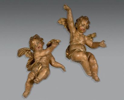 null Deux statuettes d'angelots dans les nuées en bois polychrome.
Éléments de retable...