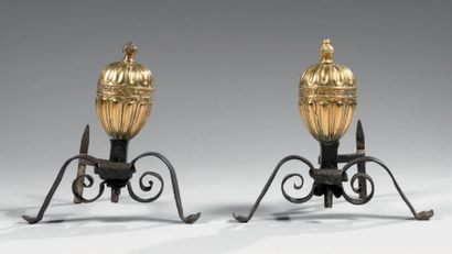null Paire de chenets en fer forgé et bronze doré en forme de vase couvert à godrons.
XVIIIe...