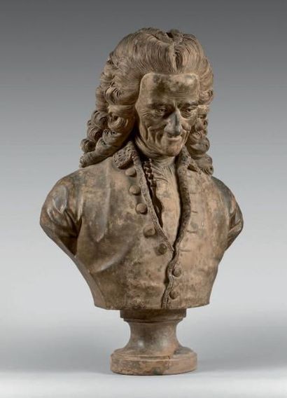 null Grand buste en terre cuite représentant Voltaire vêtu d'un gilet et portant...
